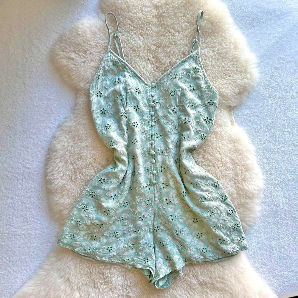 🤍AMERICAN EAGLE LIGHT GREEN BUTTON DOWN FLORAL EYELET ROMPER WITH POCKETS🤍